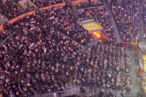 洛杉矶的大恩人!湖人主场球迷齐声高喊:谢谢 Nico! 洛杉矶的大恩人!湖人主场球迷齐声高喊:谢谢 Nico!