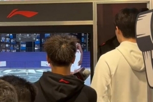 杨瀚森和球迷打2K单挑 球迷使用杨瀚森本尊 小杨用马鲁阿奇迎战 杨瀚森和球迷打2K单挑 球迷使用杨瀚森本尊 小杨用马鲁阿奇迎战