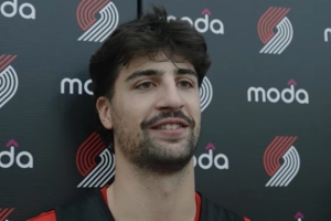 用一个词来形容杨瀚森?阿夫迪亚:本能 他有非常好的比赛直觉 用一个词来形容杨瀚森?阿夫迪亚:本能 他有非常好的比赛直觉