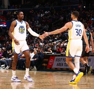 湖勇大战来袭!勇士揭幕战首发:库里/波杰姆/巴特勒/库明加/追梦 湖勇大战来袭!勇士揭幕战首发:库里/波杰姆/巴特勒/库明加/追梦