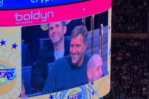 来支持小老弟东契奇!诺维茨基现身湖人主场观战揭幕战 来支持小老弟东契奇!诺维茨基现身湖人主场观战揭幕战