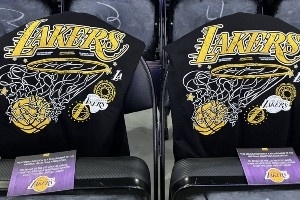 湖人在每个座位放置揭幕之夜定制T恤 背部印有新赛季所有赛程! 湖人在每个座位放置揭幕之夜定制T恤 背部印有新赛季所有赛程!