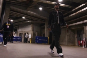 生涯第17个赛季!库里牛仔装入场 戴着耳机摇头晃脑 生涯第17个赛季!库里牛仔装入场 戴着耳机摇头晃脑