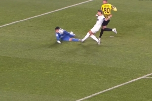 硬汉!凯拉特门将头挡单刀+两度神扑大卫-路易斯 欧冠5扑救获10分 硬汉!凯拉特门将头挡单刀+两度神扑大卫-路易斯 欧冠5扑救获10分