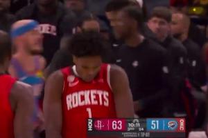 老詹迷弟!阿门凶狠盯着切特空中对抗上篮打进 模仿老詹扭肩膀 老詹迷弟!阿门凶狠盯着切特空中对抗上篮打进 模仿老詹扭肩膀