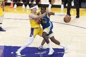 里夫斯:我们打不好第三节的问题从我来这里就有 这是球员的责任 里夫斯:我们打不好第三节的问题从我来这里就有 这是球员的责任