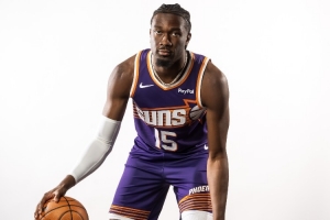 布克:我非常喜欢马威 他充满活力具备优秀内线的一切特质 布克:我非常喜欢马威 他充满活力具备优秀内线的一切特质