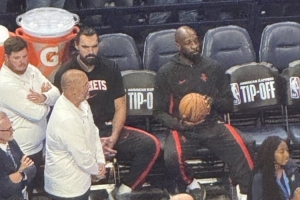 雷记:亚当斯和姐夫提前从更衣室溜出来 观看了老东家的颁奖仪式 雷记:亚当斯和姐夫提前从更衣室溜出来 观看了老东家的颁奖仪式