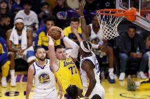 比赛断断续续!湖勇上半场24分钟出27次犯规、27次失误、34次罚球 比赛断断续续!湖勇上半场24分钟出27次犯规、27次失误、34次罚球