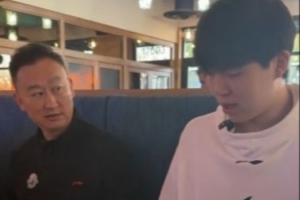 左手拿刀还是右手拿刀?刘维伟小考杨瀚森:米奇筷子用得挺好 左手拿刀还是右手拿刀?刘维伟小考杨瀚森:米奇筷子用得挺好