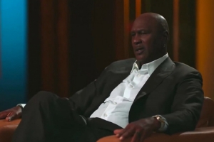 乔丹解说!米切尔发推:又能看到乔丹上电视了 风采依旧! 乔丹解说!米切尔发推:又能看到乔丹上电视了 风采依旧!