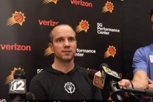 太阳主帅:我们会制定8、9或10人轮换计划 根据半场情况再调整 太阳主帅:我们会制定8、9或10人轮换计划 根据半场情况再调整