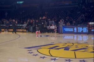 这手感逆天了!东契奇离三分线一米远 投进对面筐超远三分还空心 这手感逆天了!东契奇离三分线一米远 投进对面筐超远三分还空心