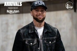 型男入场!库里黑色牛仔穿搭惹眼 追梦白外套+黑超冲击强烈 型男入场!库里黑色牛仔穿搭惹眼 追梦白外套+黑超冲击强烈