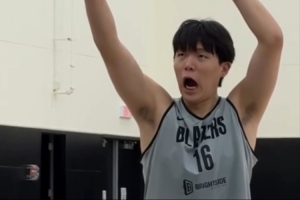 开拓者官方分享训练花絮:杨瀚森双手暴扣 罚球训练后搞怪互动 开拓者官方分享训练花絮:杨瀚森双手暴扣 罚球训练后搞怪互动