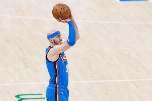 防守依旧顶级!卡鲁索9中3&三分6中2拿8分 2抢帽&造进攻犯规表现 防守依旧顶级!卡鲁索9中3&三分6中2拿8分 2抢帽&造进攻犯规表现