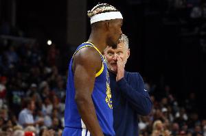 巴特勒16罚16中!科尔:他在场上就是能控制比赛 他从不失误 巴特勒16罚16中!科尔:他在场上就是能控制比赛 他从不失误