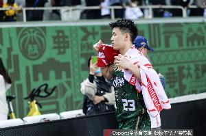 林葳:初印象是俄勒冈大学体育馆和保障都非常好 可以与NBA媲美 林葳:初印象是俄勒冈大学体育馆和保障都非常好 可以与NBA媲美