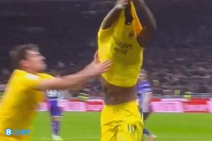 米兰名宿:加比亚阻止莱奥脱衣庆祝,这是领袖和队长应有的行为 米兰名宿:加比亚阻止莱奥脱衣庆祝,这是领袖和队长应有的行为