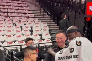 师徒重聚!刘维伟现身开拓者球馆 与前青岛男篮外援里斯寒暄 师徒重聚!刘维伟现身开拓者球馆 与前青岛男篮外援里斯寒暄