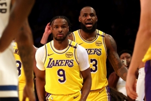 去年的今天:詹姆斯和布朗尼在常规赛揭幕战实现父子同台 去年的今天:詹姆斯和布朗尼在常规赛揭幕战实现父子同台