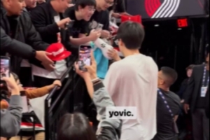 一些中国球迷现场观战杨瀚森首秀 后者暖心送签名啦 一些中国球迷现场观战杨瀚森首秀 后者暖心送签名啦