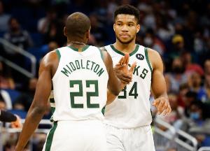 米德尔顿:看到字母在篮下我眼前一亮 想着造他一个进攻犯规 米德尔顿:看到字母在篮下我眼前一亮 想着造他一个进攻犯规