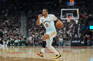 效率极高!凯尔登-约翰逊6投5中砍下11分5篮板2助攻 正负值+10 效率极高!凯尔登-约翰逊6投5中砍下11分5篮板2助攻 正负值+10