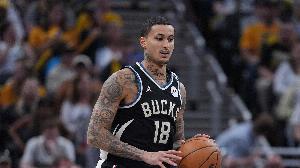 下半场回暖!库兹马10中5拿到12分4板3助1断2帽 下半场回暖!库兹马10中5拿到12分4板3助1断2帽