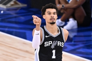 首战表现炸裂!“文班亚马爆砍40分”词条登上微博热搜榜第5位 首战表现炸裂!“文班亚马爆砍40分”词条登上微博热搜榜第5位