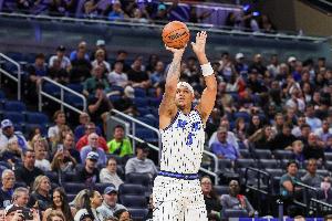 贝恩谈与班凯罗挡拆:这是第一次挡拆中搭档比我更令人忌惮的球员 贝恩谈与班凯罗挡拆:这是第一次挡拆中搭档比我更令人忌惮的球员