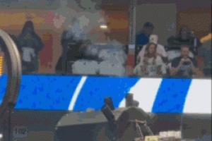 独行侠马刺篮球架上方烟花机疑似起火  比赛开始后还在冒烟 独行侠马刺篮球架上方烟花机疑似起火  比赛开始后还在冒烟