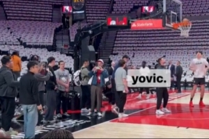 迎常规赛首秀!拓记:杨瀚森进场热身 场边围满了媒体 迎常规赛首秀!拓记:杨瀚森进场热身 场边围满了媒体