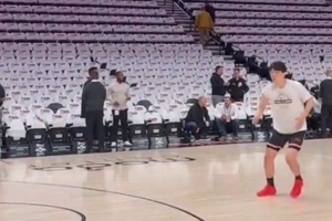 万众期待!杨瀚森身穿中国红战靴迎接常规赛首秀 赛前投篮热身 万众期待!杨瀚森身穿中国红战靴迎接常规赛首秀 赛前投篮热身