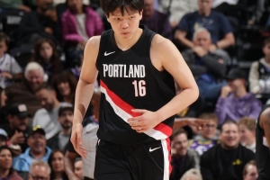 NBA首秀哪一点最让你印象深刻?杨瀚森:换我上场的时候 NBA首秀哪一点最让你印象深刻?杨瀚森:换我上场的时候