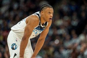 爱德华兹:克拉克打得很出色 他做的事情提升了球队的防守 爱德华兹:克拉克打得很出色 他做的事情提升了球队的防守