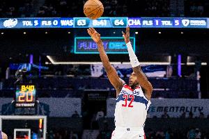 重回旧地!米德尔顿半场7中3&三分3中2拿10分 有造字母哥进攻犯规 重回旧地!米德尔顿半场7中3&三分3中2拿10分 有造字母哥进攻犯规