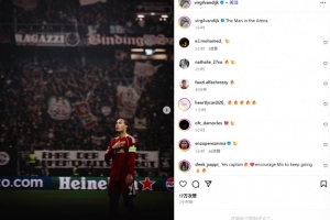 终结4连败!利物浦队长范戴克社媒晒向球迷谢场照:球场中的男人 终结4连败!利物浦队长范戴克社媒晒向球迷谢场照:球场中的男人