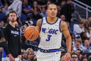 符合预期!贝恩魔术首秀 上半场8中4&三分4中2砍下14分 符合预期!贝恩魔术首秀 上半场8中4&三分4中2砍下14分