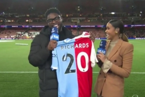 吧友觉得怎么样?理查兹收到一件曼城和阿森纳缝合的球衣 吧友觉得怎么样?理查兹收到一件曼城和阿森纳缝合的球衣