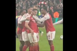 氛围真好！萨利巴连续鼓励约克雷斯，推着他去做标志性庆祝动作