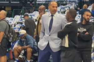 独行侠总经理尼克-哈里森和著名经纪人富保罗场边畅聊 独行侠总经理尼克-哈里森和著名经纪人富保罗场边畅聊