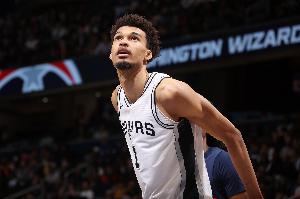 这还是人类吗?文班随心所欲扣篮 半场仅出手一个三分砍21分8板 这还是人类吗?文班随心所欲扣篮 半场仅出手一个三分砍21分8板