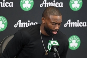 杰伦-布朗谈末节崩盘:我们应该继续打快节奏 失误太多了 杰伦-布朗谈末节崩盘:我们应该继续打快节奏 失误太多了