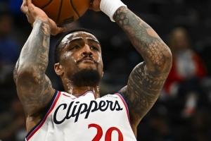 快船首秀!科林斯替补出战28分钟 12中6拿到14分7板1助1断1帽 快船首秀!科林斯替补出战28分钟 12中6拿到14分7板1助1断1帽