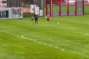 好消息!记者:穆西亚拉在小腿骨折后首次重返球场进行恢复训练 好消息!记者:穆西亚拉在小腿骨折后首次重返球场进行恢复训练