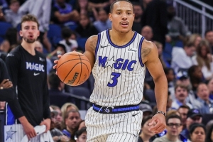 手感在线!贝恩首节出战8分钟 5中3&三分2中2拿到10分 手感在线!贝恩首节出战8分钟 5中3&三分2中2拿到10分