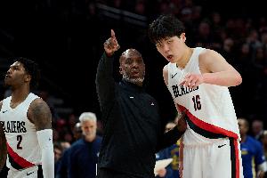 媒体人:比卢普斯拿中锋当纯蓝领用 换教练后杨瀚森拥有新的机会 媒体人:比卢普斯拿中锋当纯蓝领用 换教练后杨瀚森拥有新的机会