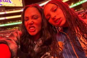 阿耶莎与大女儿现场支持库里:17个赛季了!我们的骄傲到无以言表 阿耶莎与大女儿现场支持库里:17个赛季了!我们的骄傲到无以言表