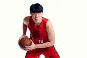 媒体人:杨瀚森试图融入节奏时移动慢 都有个过程 慢慢来 媒体人:杨瀚森试图融入节奏时移动慢 都有个过程 慢慢来